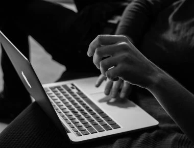 Σε κύκλωμα cyberbullying εμπλέκονται δεκάδες δημοσιογράφοι και διαφημιστές στη Γαλλία